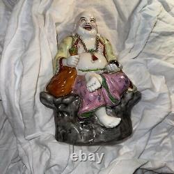 Grande statue en porcelaine de Bouddha riant gros assis sur une souche lourde