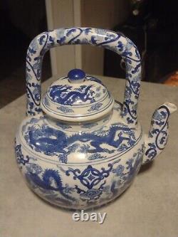 Grande théière en porcelaine chinoise bleue et blanche et son couvercle