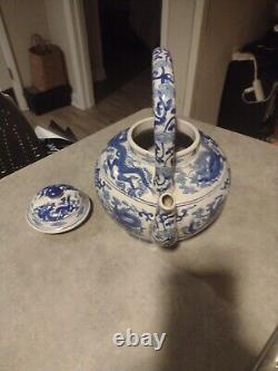 Grande théière en porcelaine chinoise bleue et blanche et son couvercle