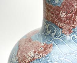 Important Vase En Porcelaine De Kylin En Émail Rouge Émaillé Bleu Et Blanc, Chine
