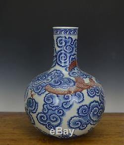 Importante Vase En Porcelaine De Dragon Émaillé Rouge Bleu Et Blanc Chinois