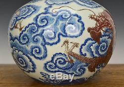 Importante Vase En Porcelaine De Dragon Émaillé Rouge Bleu Et Blanc Chinois