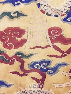 Magnifique Robe De Dragon Jaune En Soie Chinoise Antique Kesi. Les Détails Sont Extrêmement Bien