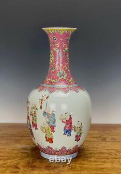 Museum Quality Chinois Qing Daoguang Famille Rose Boys Jouant Vase En Porcelaine