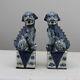 Paire Anciennes Chinois Statues Foo En Porcelaine Bleue Et Blanche