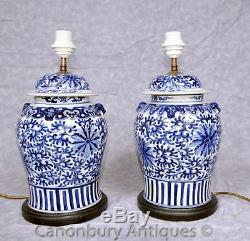 Paire De Lampes De Table En Porcelaine Bleue Et Blanche Kangxi Allume Des Urnes Chinoises