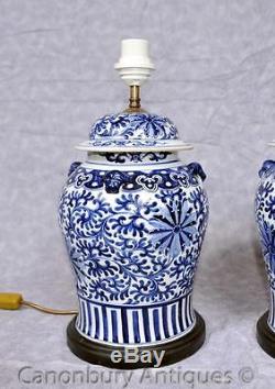 Paire De Lampes De Table En Porcelaine Bleue Et Blanche Kangxi Allume Des Urnes Chinoises