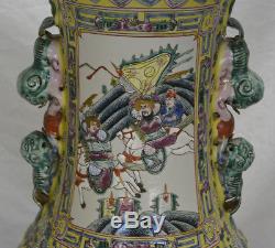 Paire De Vase Chinois En Porcelaine De Chine