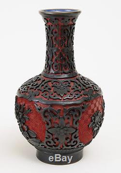 Paire De Vases En Laque De Cinabre Chinois Sculptés De Noir Sur Décors