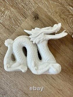 Paire de dragons de cheminée en blanc de Chine MCM rare noble vintage et chinoiserie