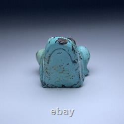Perle fétiche / effigie de grenouille en turquoise chinoise sculptée du milieu du siècle.
