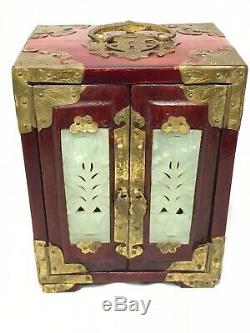 Petit Antique Dynastie Qing Chinoise Boîte À Bijoux Cabinet Jade Panneaux En Laiton Bound