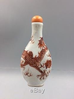Porcelaine Antique Incisée En Porcelaine Émaillée Rouge Corail Dragon Snuff Bottle Qing