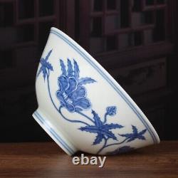 Porcelaine chinoise bleue et blanche bol peint à la main avec un motif d'okra de l'époque Ming Chenghua
