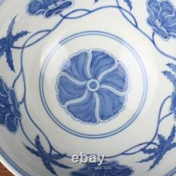 Porcelaine chinoise bleue et blanche bol peint à la main avec un motif d'okra de l'époque Ming Chenghua