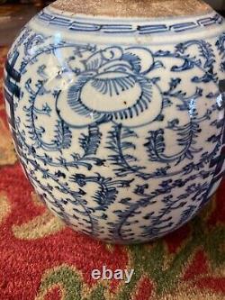 Pot en céramique chinoise avec un cachet en cire rouge sur le fond, antique