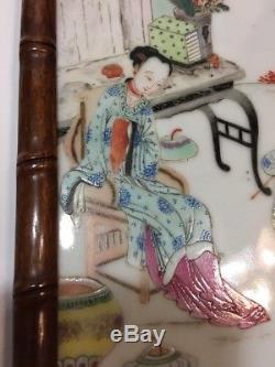 Qing Chinese Plaque En Porcelaine De La Famille Rose Cadre En Bois Lady & Boys Chine MC Du 19ème