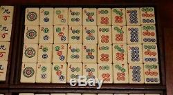 Rare 19ème Siècle Chinois Mahjong Set In Carry Case Fait Avec Bovine Et Bambo
