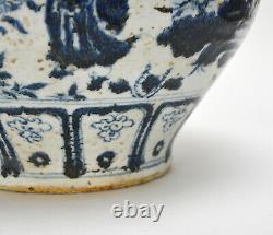 Rare Antique Chinese Yuan Bleu Et Blanc Figure Vase En Porcelaine