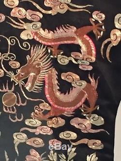 Robe De Mariée En Soie Chinoise Antique Brodée Dans La Boîte D'affichage De Plexiglass