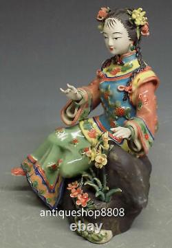 Sculpture de belle fille classique en céramique de porcelaine Wucai chinoise 10
