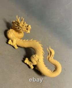 Statue de dragon sculptée à la main en bois de buis chinois. Cela prend du temps à faire.