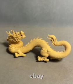 Statue de dragon sculptée à la main en bois de buis chinois. Cela prend du temps à faire.
