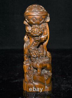Statue en bois de buis chinois ancien sculptée à la main Feng Shui avec un lion gardien de boule