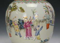 Superbe 19ème C. Chinois Qing Daoguang Famille Rose Boys Jouant Vase En Porcelaine