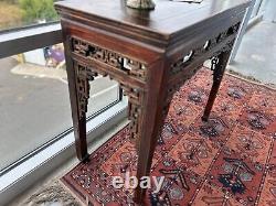 TABLE EN BOIS DE HUANGHUALI CHINOIS ANTIQUE DU XVIIIe SIÈCLE RARE