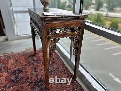 TABLE EN BOIS DE HUANGHUALI CHINOIS ANTIQUE DU XVIIIe SIÈCLE RARE