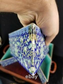 Tangram Chinois Antique De Porcelaine Sur Le Plateau En Bois