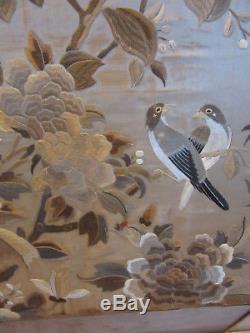 Tapisserie De Soie Chinoise Antique Encadrée De Papillons De Mites Oiseaux Feuilles Et Fleurs