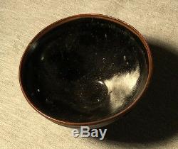 Un Bol De Poterie Noire Chinoise