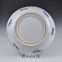 Un Chargeur Bleu Et Blanc En Porcelaine De Chine De La Période Kangxi Avec Décoration Florale