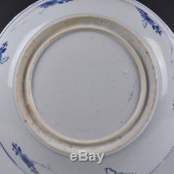 Un Chargeur Bleu Et Blanc En Porcelaine De Chine De La Période Kangxi Avec Décoration Florale