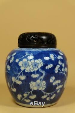 Un Chinois Bleu Blanc Porcelaine Mei Pot. Avec Good Wood Top