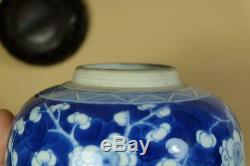 Un Chinois Bleu Blanc Porcelaine Mei Pot. Avec Good Wood Top