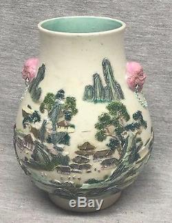 Un Chinois Vase En Porcelaine High Relief