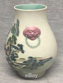 Un Chinois Vase En Porcelaine High Relief