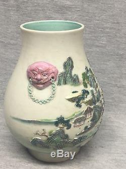 Un Chinois Vase En Porcelaine High Relief