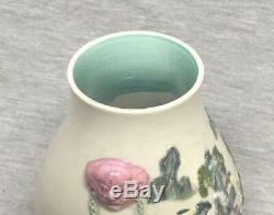 Un Chinois Vase En Porcelaine High Relief