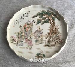 Un Grand Chargeur De Porcelaine Chinoise