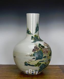 Un Grand Vase En Porcelaine De Porcelaine De Chine Famille Rose