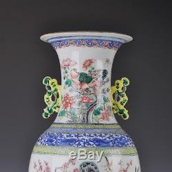 Un Magnifique Vase En Porcelaine De Chine Famille Rose Du Xixe Siècle