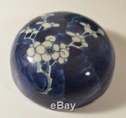 Un Parfait 17ème Siècle Chinois Bleu Et Blanc Prunus Gingembre Pot / Vase Marque Kangxi