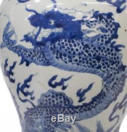 Un Pot De Dragon Chinois En Porcelaine Bleue Et Blanche Antique, Période Kangxi