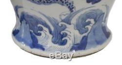 Un Pot De Dragon Chinois En Porcelaine Bleue Et Blanche Antique, Période Kangxi