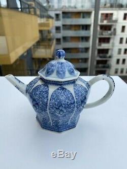 Un Thé Chinois Kangxi Très Rare Pot 1700 Bleu Lotus Blanc Porcelaine Moyen-orient