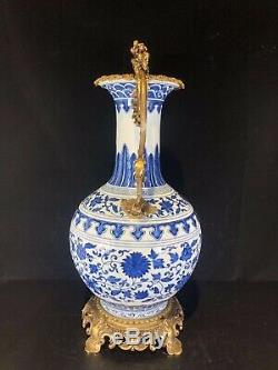 Un Vase Bleu Chinois Et Porcelaine Blanche Avec Bronze Marqué Qianlong